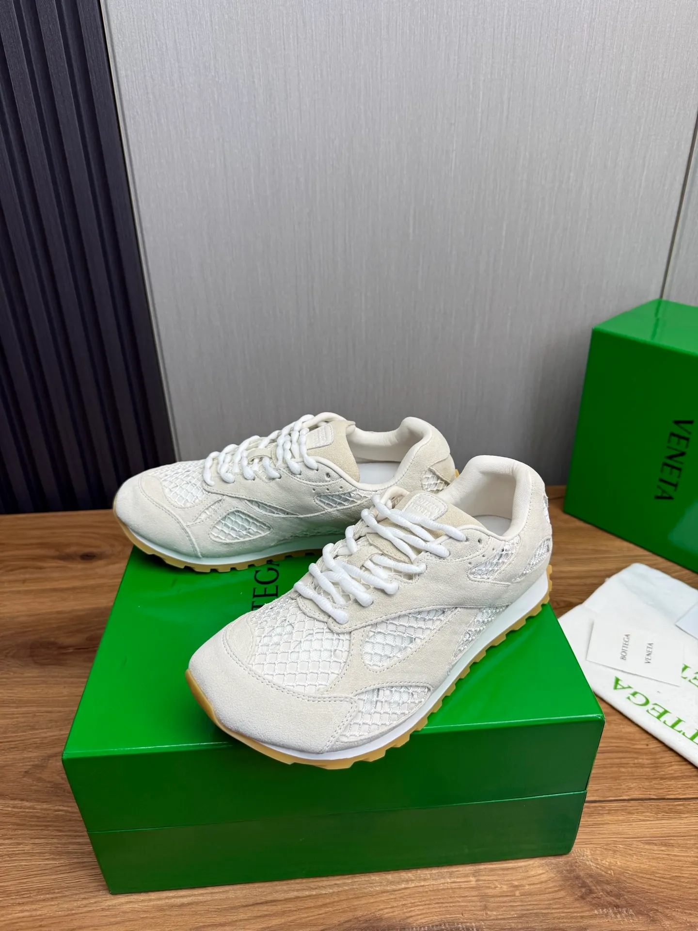 Men's men's shoes 💰660💰Pili BV top version 𝘽𝙊𝙏𝙏𝙀𝙂𝘼 𝙑𝙀𝙉𝙀𝙏𝘼 Orbit sneakers Wang Yibo same style couple style dad shoes 🩷💚 Runner sneakers, made of lightweight technical mesh fabric. Features a geometric patterned rubber outsole. Pay attention to the package craftsmanship ❕ High version shipping ❗️ Very nice, durable to play with and durable to make ✔️ Standard version 💯💯 The outsole is made of color-blocked TPU outsole. Women’s model 35-41 (40 41 customized) Men’s model 39-46 (45.46 customized) Equipped with original packaging